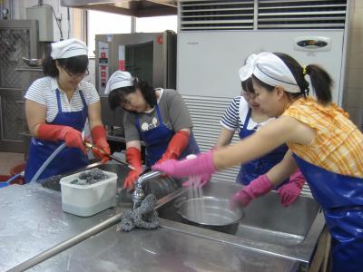 일산 노인종합복지관을 찾은 129희망봉사대원들이 식사대접을 한 후 설거지를 하고있다. ⓒ2007 welfarenews