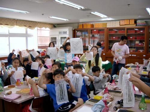 어린이들이 탁본체험에 참여한 모습 ⓒ2007 welfarenews