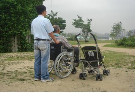 노약자와 장애인은 휠체어를 어린이는 유모차를 무료로 대여할 수 있다.
 ⓒ2007 welfarenews