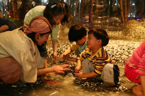 ‘물 놀이터’에서 놀이 선생님과 함께 즐거운 시간을 보내는 아이들 사진제공/ 루트원엔터테인먼트 ⓒ2007 welfarenews