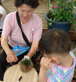 할머니와 어린이가 함께 식물인형 만들기를 하고 있다. 사진제공/ 경기도 파주시 농업진흥과 ⓒ2007 welfarenews