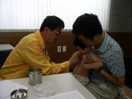 대구 수성구 '동병하치' 프로그램으로 어린이가 진료 받고 있다. 사진제공/ 희망스타트운동본부
 ⓒ2007 welfarenews