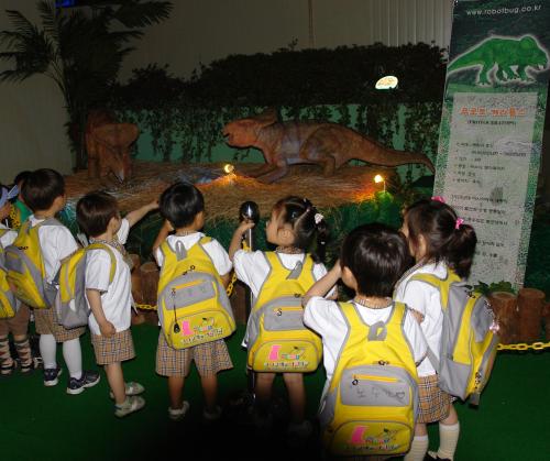 어린이들이 ‘푸로토 케라톱스’를 관람하고 있다. ⓒ2007 welfarenews