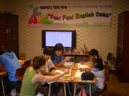 장애가정 아이들이 원어민 영어체험 교실 수업을 받고 있다. ⓒ2007 welfarenews