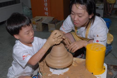 사진- 한 어린이가 미술을 통한 예술치료를 받고 있는 모습. 사진제공/ 사회복지공동모금회 ⓒ2007 welfarenews
