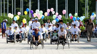 제2회 세바퀴 사랑나눔 캠페인 때 휠체어마라톤 선수들이 선두로 행진하고 있다. 
 ⓒ2007 welfarenews