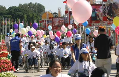 많은 참가자들이 휠체어를 타고 풍선을 날리며 행진하고 있다. ⓒ2007 welfarenews