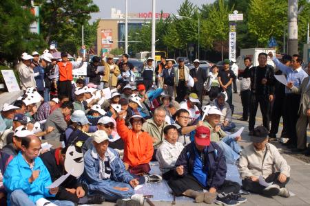 방송권 쟁취를 위한 대규모 시위가 방송위원회 앞에서 진행되고 있다. ⓒ2007 welfarenews