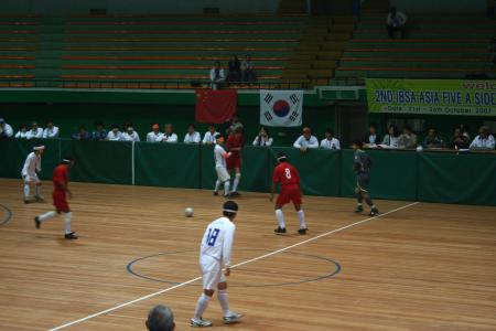 지난 26일, 시각장애인축구 아시아선수권대회의 결승전에 한국과 중국이 출전해 경기를 펼치고 있다. ⓒ2007 welfarenews