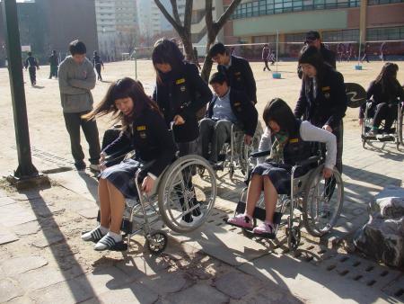 중학생들이 휠체어를 직접 끌면서 장애체험을 하고 있다 ⓒ2008 welfarenews