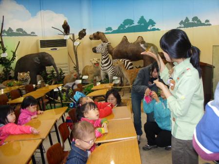 시각장애어린이들이 동물학교 선생님으로부터 원숭이에 대한 상세한 설명을 들으며 동물을 떠올리고 있다. ⓒ2008 welfarenews