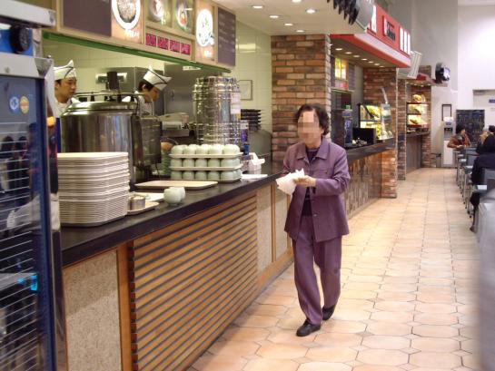 백화점 내 식당가. 음식을 받는 테이블이 비장애인의 가슴높이여서 휠체어 장애인은 혼자서 음식을 받을 수 없다. ⓒ2008 welfarenews