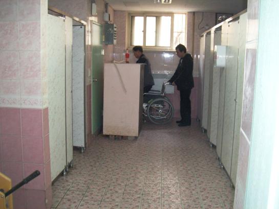 여자화장실 안에서 간이 소변기를 사용하고 있는 남성장애인. 사진제공/ 대책위 ⓒ2008 welfarenews