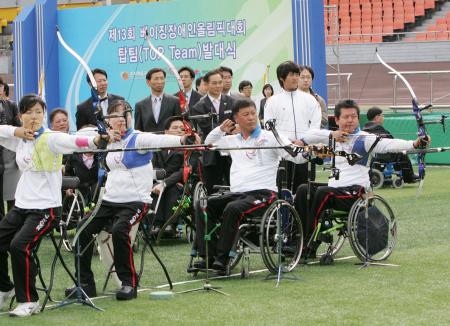 세계 최고 수준인 우리나라 장애인 양궁팀 선수들이 발대식에서 실력을 뽐내고 있다.
 ⓒ2008 welfarenews