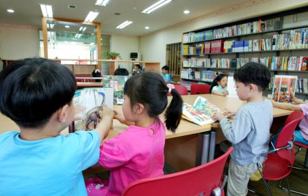 저소득가정 어린이들이 복지관에 모여 독서프로그램에 참여하고 있다. ⓒ2008 welfarenews
