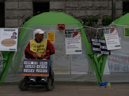 지난 7일 '사회복지시설 비리척결과 탈시설권리쟁취를 위한 공동투쟁단'은 서울시청 앞에 13동의 텐트를 설치했다. 사진제공/ 공동투쟁단 ⓒ2008 welfarenews