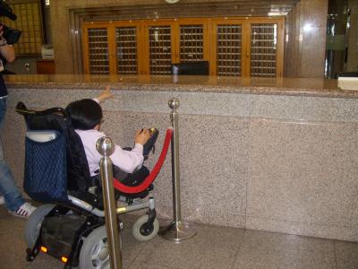 의원회관 접수대의 높이가 높아 장애인 방문객이 용무를 볼 수 없다. ⓒ2008 welfarenews