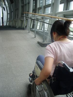 의정기념관과 국회도서관을 연결하는 구름다리의 경사로가 법적 기준을 준수하지 않아 휠체어장애인들의 이동이 불편한 상황이다. ⓒ2008 welfarenews