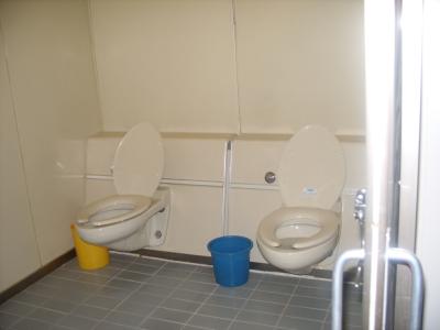 화장실 두 칸을 합친 장애인용화장실에는 보조손잡이조차 설치돼 있지 않다. ⓒ2008 welfarenews