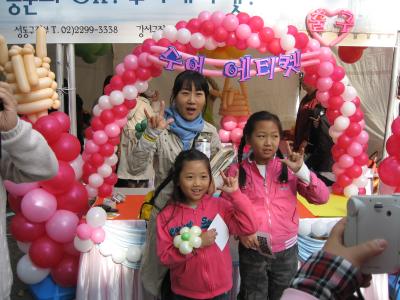 수화문화제에 참여한 비장애인들이 수화를 배우고 기념사진을 찍고 있다. ⓒ2008 welfarenews