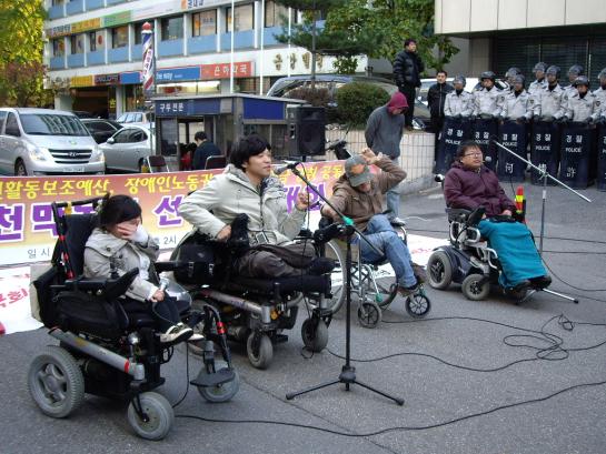 천막농성 선포 결의대회에서 장애인노래패 시선이 문화공연을 펼치고 있다. ⓒ2008 welfarenews