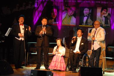 테너 김동현, 클라리넷 이상재, 피아니스트 이희아, 테너 황영택, 가수 박마루씨가 콘서트에서 다함께 '희망의 나라로' 노래를 열창하고 있다. ⓒ2008 welfarenews