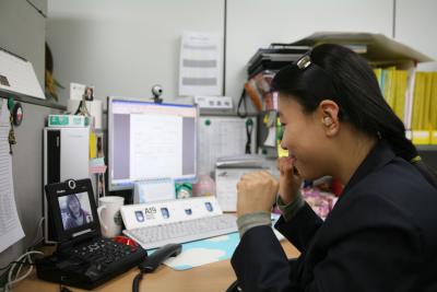 청각장애인들이 이용하기 어렵다는 점을 착안해 영상전화기를 설치해 영상상담을 서비스를 실시하고 있다. 
 ⓒ2009 welfarenews