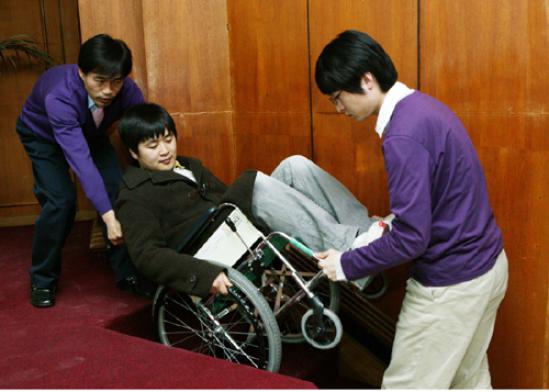 보건복지가족부 장애인정책국 직원이 장애체험프로그램에 참가하고 있다. 사진출처/ 보건복지가족부 ⓒ2009 welfarenews