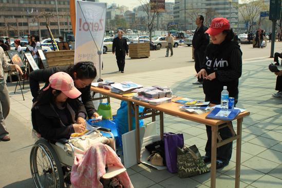 9일 서울역 광장에서 열린 ‘여성장애인 폭력추방 주간 선포 및 폭력예방·근절을 위한 홍보 캠페인’에서 여성장애인에게 가해지는 차별과 폭력의 심각성을 알리는 각종 홍보물을 나눠주고 있다. ⓒ2009 welfarenews