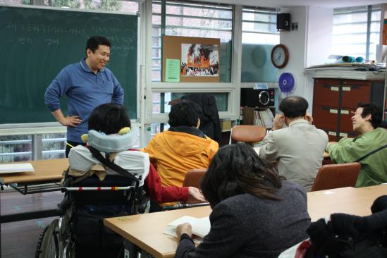 노들장애인야간학교의 학생들이 수업에 참여하고 있는 모습. ⓒ2009 welfarenews