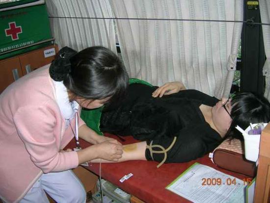 사회복지법인 선아복지재단 직원이 헌혈을 하고 있다 ⓒ2009 welfarenews