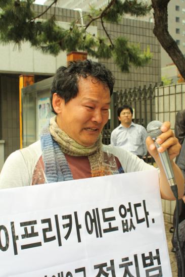 안산노동인권센터 이승택 활동가가 발언하던 중 울분을 터뜨렸다. ⓒ2009 welfarenews