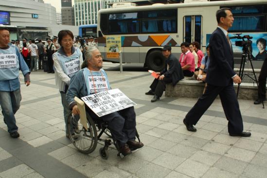 대표단이 서울시측에 요구안을 전달하러 이동하는 모습. ⓒ2009 welfarenews