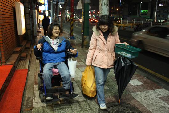 지난 2월, 정희선씨와 그의 활동보조인이 대형마트에서 장을 보고 집으로 돌아가는 길. ⓒ2009 welfarenews