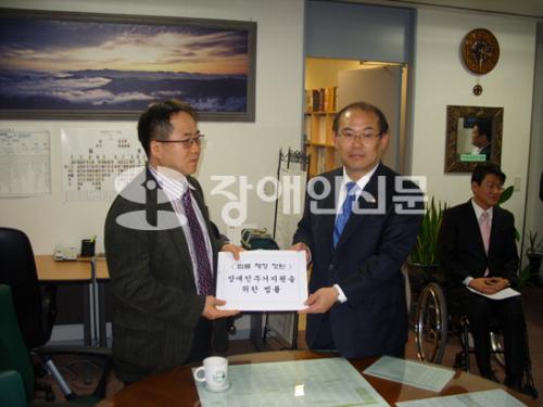 지난 3월 26일 한국장애인단체총연맹 권인희 대표가 신 의원에게 장애인주거지원을 위한 법률 제정 청원서를 전달했다.  ⓒ2009 welfarenews