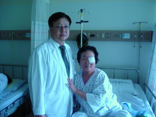 대전성모병원 배설량 교수와 임한순환자가 각막수술 후 기쁨을 나누고 있다 ⓒ2009 welfarenews