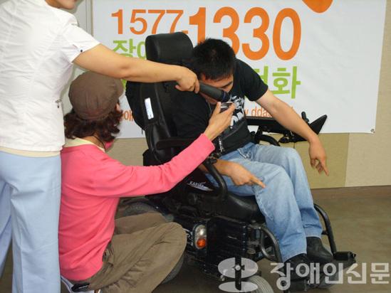 개통식에 참석한 한 장애인이 1577-1330 장애인차별상담전화 연결을 시도하고 있다. 사진/박정인 기자 ⓒ2009 welfarenews