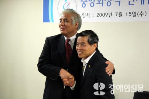 박덕경 전 회장(오른쪽)이 김정록 회장(왼쪽)을 격려하고 있다.  ⓒ2009 welfarenews