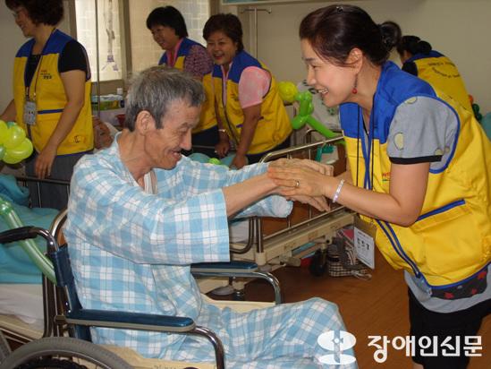 자원봉사활동에 참가한 자원봉사자와 환자가 즐거운 레크리에이션시간을 갖고 있다. ⓒ2009 welfarenews
