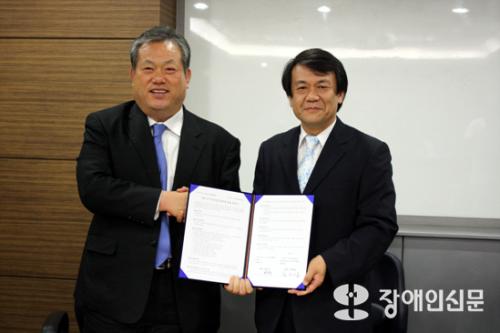 곰두리복지재단 최규옥 회장(왼쪽)과 지구촌사랑나눔 김해성 대표가 기념촬영을 하고 있다.  ⓒ2009 welfarenews