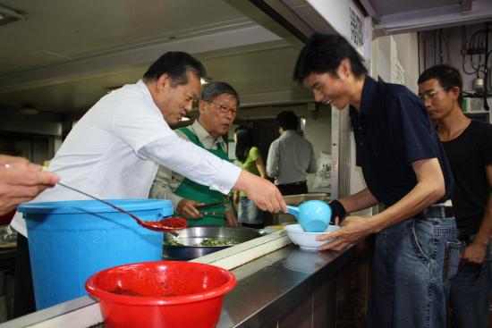 최규옥회장(왼쪽)이 이흥주사장(오른쪽)과 함께 배식봉사를 하고 있다. ⓒ2009 welfarenews
