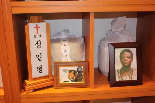 코리안드림을 안고 한국에서 일하다 숨진 근로자들의 유골과 영정사진이 모셔진 안식의집 ⓒ2009 welfarenews