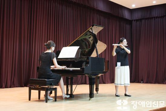 '아트드림 음악콩쿠르'에 참가한 학생이 연주를 하고 있다. 사진제공/한국메세나협회 ⓒ2009 welfarenews