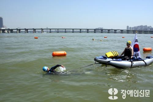 직접 수영을 하기 어려운 장애인을 위해 보트를 끌고 있는 참가자. ⓒ2009 welfarenews