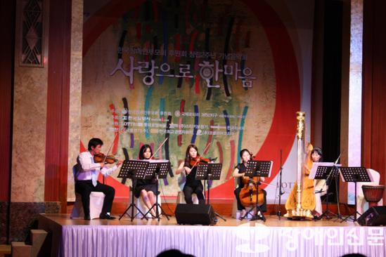 '사랑으로 한마음' 음악회에 참가한 서울빈첸트앙상블이 연주를 펼치고 있다. ⓒ2009 welfarenews