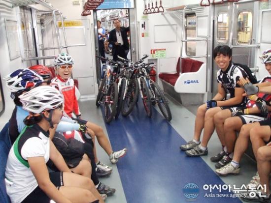 코레일이 이달 30일 동두천시에서 열리는 전국 MTB 왕방산 챌린지 대회에 맞춰 경원선 성북역과 동두천중앙역 간 자전거를 가지고 탈 수 있는 열차(전철)를 재운행한다.(사진제공=코레일)  ⓒ2009 welfarenews
