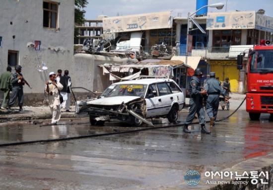 지난 6월23일 아프가니스탄 경찰이 폭탄 테러 사건이 발생한 곳에 경계를 하고 있다. (사진제공=신화통신) ⓒ2009 welfarenews