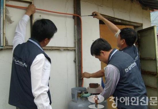 지난 상반기 한국가스안전공사 직원들과 함께 무료로 가스안전점검을 실시하고 있는 모습. 출처/ 아시아뉴스통신 ⓒ2009 welfarenews