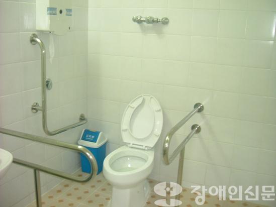 잘못 설치된 장애인 전용 화장실. 사진제공/ 성남시의회 정기영 의원실 ⓒ2009 welfarenews