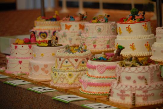 목포 신안비치호텔에서 열린 제26회 장애인기능대회에서 ‘사랑과 우정’ 이라는 주제로 제과제빵부문 선수들이 출품한 케이크 작품들 ⓒ2009 welfarenews